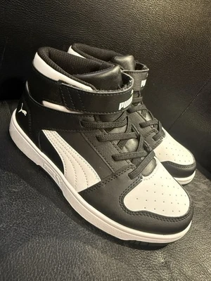 Layup de rebote Puma para niños pequeños BLANCO Y NEGRO TALLA EE. UU. 2C KENDERFIT Foto 1 de 4