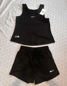 Nike 2 teiliges Set. Ärmelloses Top & Shorts Damen Set. " Gr. Small.Workout Outfit - Bild 1 von 2