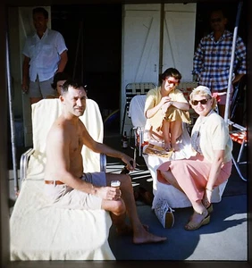 Group of people having fun - 1960s Stereo Realist Slide RBT remounted #1072 - Picture 1 of 3