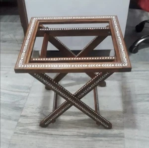 Mesa plegable de vidrio con incrustaciones indias hecha a mano - Imagen 1 de 5