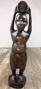 Estatua tribal de madera tallada de 13,5" persona con barril en la cabeza, sólida pesada, ¿teca? Gc - Imagen 1 de 24