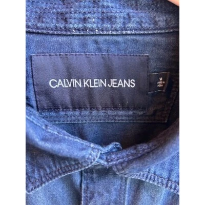 Camisa de mezclilla abotonada talla M para hombre Calvin Klein Jeans lavado oscuro grunge años 90 Foto 1 de 4
