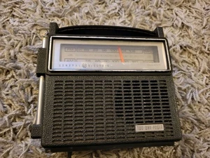 Radio portátil AM FM de estado sólido General Electric vintage GE 7-2810F FUNCIONA - Imagen 1 de 6