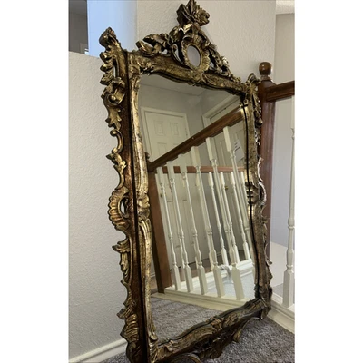 Espejo de pared estilo victoriano con acento dorado pesado de mediados de siglo Foto 1 de 4