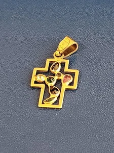 Ciondolo/Ciondolo Croce Oro Giallo 14K Rubino, Zaffiro, Smeraldo e Pietra Bianca 1,9g - Foto 1 di 5