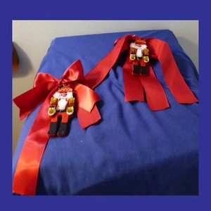 2 rote Satinbänder Spielzeugsoldaten Deko - Bild 1 von 3