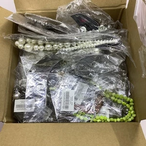 Neu mit Etikett Set aus 42 Paparazzi Schmuckstücken Halskette & Ohrringe - Bild 1 von 3