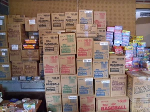 Gigantic Estate Sale Of Old Baseball Card Packs Plus One FREE Mantle Card! - Picture 1 of 11