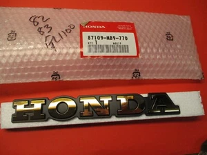 NOS NEW OEM ORIGINAL HONDA GL1100 GL1200 LEFT EMBLEM 87109-MB9-770 - Picture 1 of 2