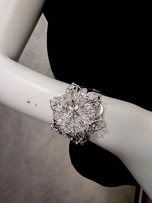 Bonito Brazalete Flor Calado Ancho Tono Plata Imitación Perla Estrás Foto 1 de 4