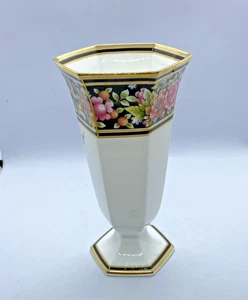 Jarrón hexagonal Wedgwood Bone China Clio floral con detalles dorados decoración del hogar - Imagen 1 de 9