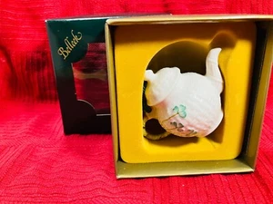 Belleek Weihnachtsschmuck ~ NEU IM KARTON ~ NICHT MEHR PRODUZIERT #2586 ~ KLEEBLATT GEWEBTE TEEKANNE - Bild 1 von 5