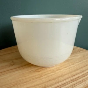Piccola ciotola miscelatore vintage Sunbeam Glassbake vetro bianco latte con beccuccio - Foto 1 di 10