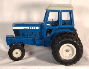 Ertl Farm Toy - Ford TW-20 Wide Front Tractor With Dual Back Wheels - 1:12 Scale - Picture 1 of 18