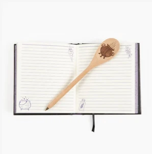 Penna cucchiaio legno inciso pozioni potenti Harry Potter consegnata Accio/Magic NUOVA - Foto 1 di 3
