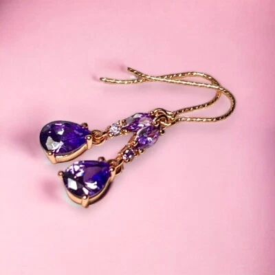 Pendientes colgantes pequeños de amatista hechos en laboratorio en oro rosa de 14 quilates rellenos, febrero Foto 1 de 4