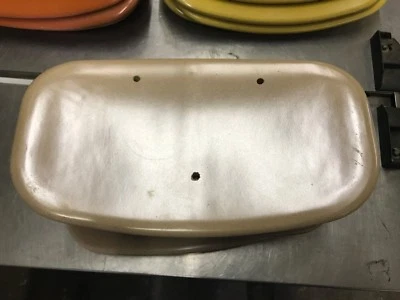 Silla escolar retro vintage plástico duro/respaldos de asiento de madera bronceado Foto 1 de 4