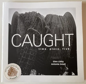 CAUGHT Time. Place. Fish By Glen Libby & Antonia Small Maine Fishermen SIGNED - Foto 1 di 7