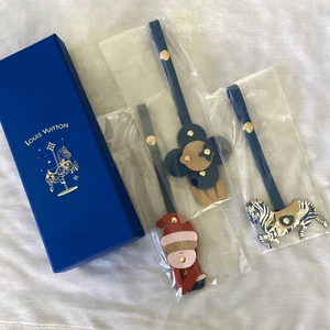 Neu im Karton Louis Vuitton Limited Edition Weihnachten Taschenanhänger 3er Set Urlaub GWP - Bild 1 von 7