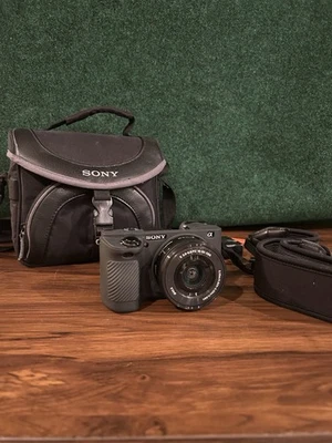 Cámara Sony A6500 con lente de 16-50 mm SELP1650 bolsa correa cargador probada funciona Foto 1 de 4