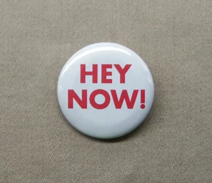 Hey Now! Botón de 1,25” Larry Sanders Show Hank Kingsley frase pinback TV - Imagen 1 de 3