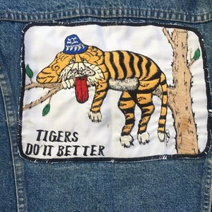 Vintage Levis Denim Jacket Tigers Do It Better Mens Size 42 Blue Made In USA - Picture 1 of 8