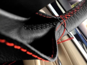 FÜR ALFA ROMEO 147 SCHWARZ ECHTLEDER LENKRADABDECKUNG HANDSCHUH ROT ST - Bild 1 von 4