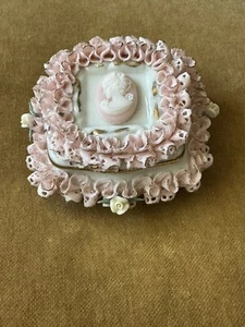 D'Arte Capodimonte Cameo Trinket Box Victoria Porcelain Pink , Vintage Italy - Picture 1 of 14