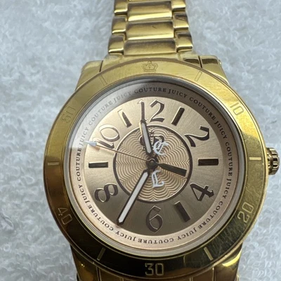 Juicy Couture 女式金色表盘金色钢制手链需要全新电池 — 第 1/4 张图片
