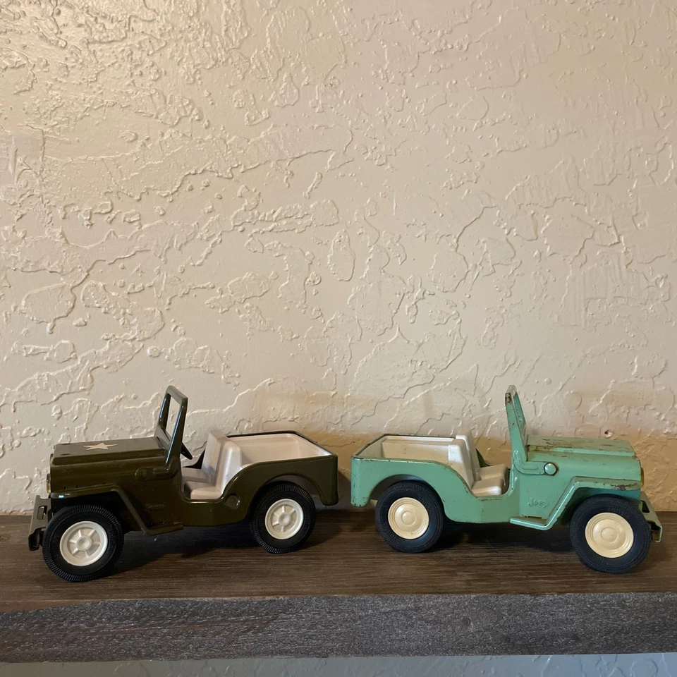 Lote 2 Jeeps de Juguete Tonka Años 60 Despachador de Metal de Acero Prensado Willys Camión del Ejército Foto 1 de 4