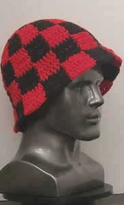 Sombrero cubo a cuadros de ganchillo rojo y negro festival Boho Hippie chic hecho a mano - Imagen 1 de 12
