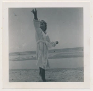 LITTLE GIRL RAISING HAND TO SKY feeding SEAGULLS @ BEACH vtg 50's photo ABSTRACT - Picture 1 of 1
