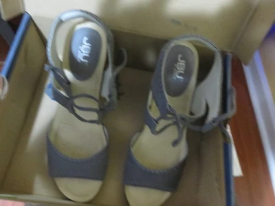 Sandália JBU by Jambu "Marrocos" cinza camurça como com laços de borla, seminova - Imagem 1 de 4