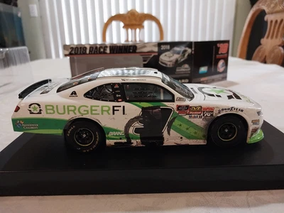 Tyler Reddick 2018 #9 Burger Fi Daytona Race versión ganadora 1/24 novato autografiado Foto 1 de 4