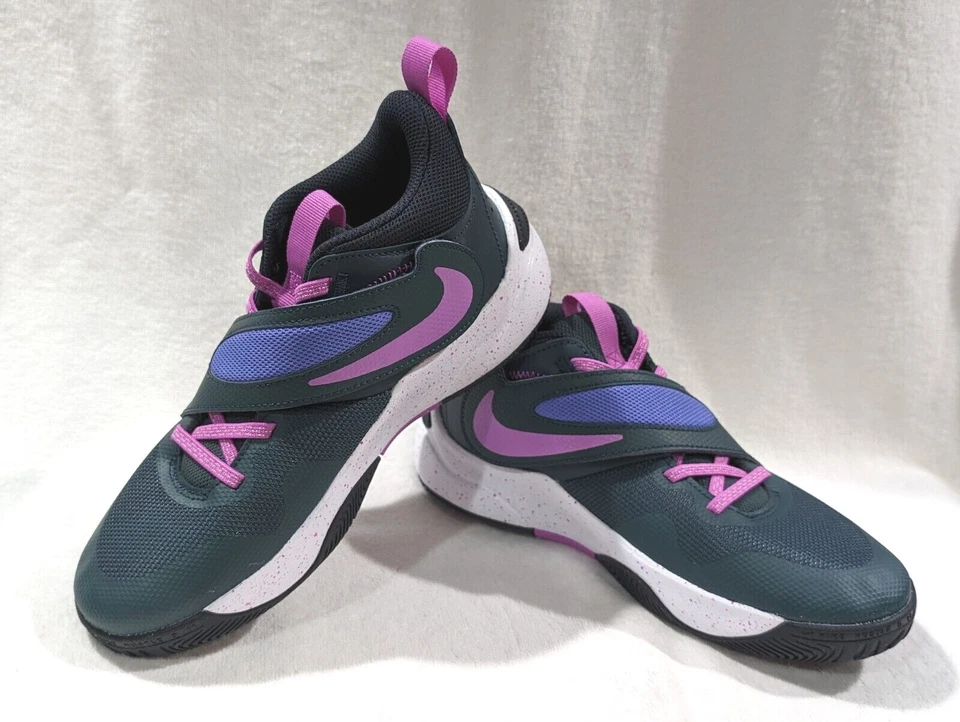 Tenis para niñas Nike Team Hustle D 11 (GS) Deep Jungle/Fucsia - talla 5Y NWB Foto 1 de 4