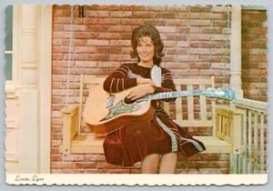 Loretta Lynn 1974 estrella de la música country y su guitarra Tennessee TN 4x6 postal como nueva - Imagen 1 de 2