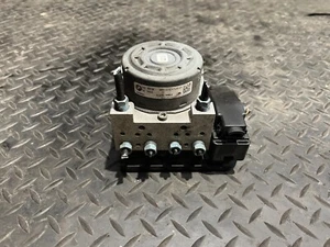 BMW 1 Series 11-15 F20 ABS Pump Control Module Modulator Unit 6869725 - Picture 1 of 6
