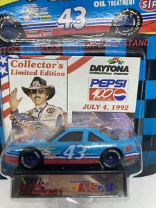 1992 Racing Champions 1/64 Richard Petty 4. Juli 1992 Pepsi 400 Daytona - Bild 1 von 3