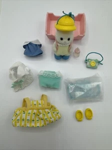 Muñeca gato familia Sylvanian con ropa mochila cuna accesorios - Imagen 1 de 5