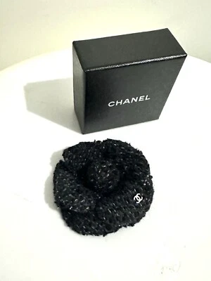 Broche Chanel preto/cinza tweed flor camélia - Imagem 1 de 4