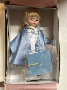 Muñeca graduación Madame Alexander 38895 pelo rubio niña túnica azul - Imagen 1 de 5