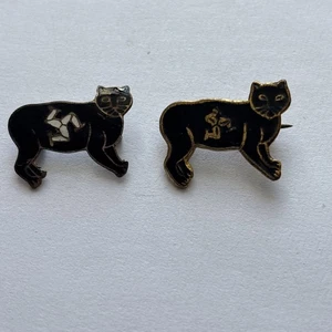 Zwei Isle Of Man Katze Metallabzeichen. Eine wie gefunden. - Bild 1 von 2