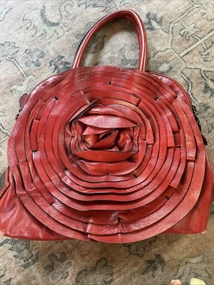 Bolso Valentino Garavani Italiano Cuero Rojo Con Interior Satinado Rosa De Colección Foto 1 de 4