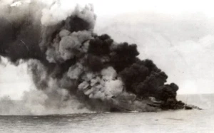 WWII Italienisches Schiff sinkt in Flammen? Rauch altes Foto 1941 - Bild 1 von 4