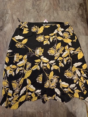 Ladies floral elasticated skirt size 24 - Image 1 of 2