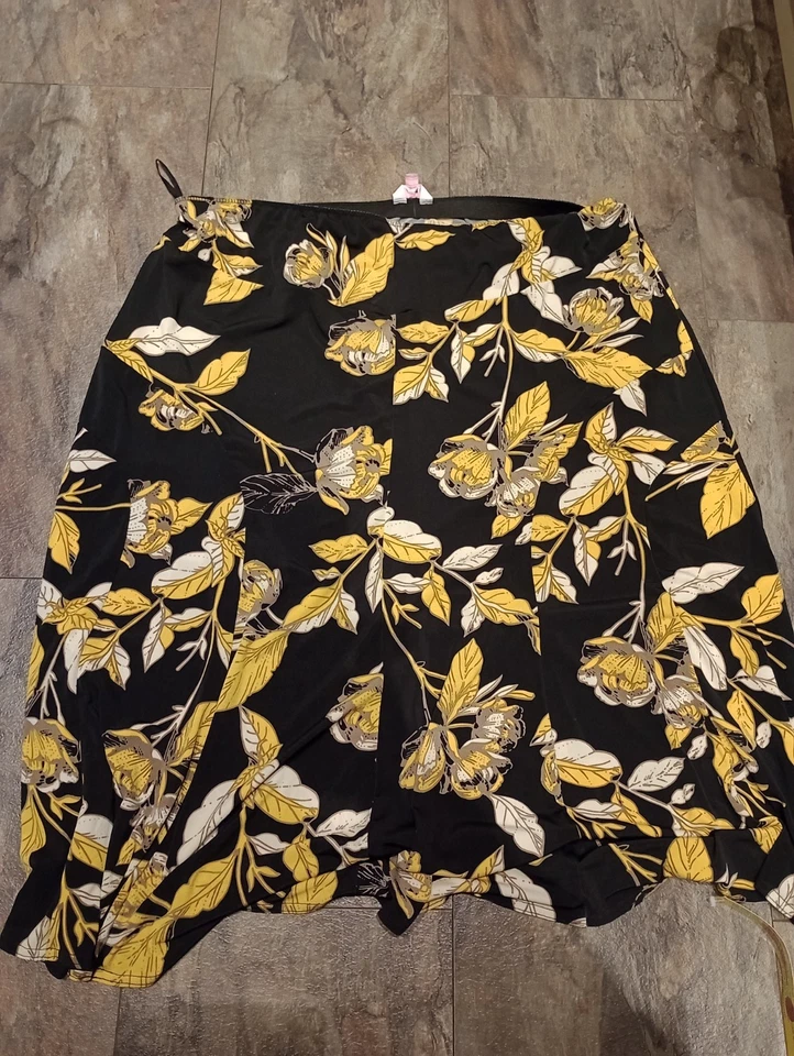 Ladies floral elasticated skirt size 24 - Image 1 of 2
