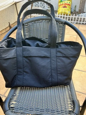 Bolso de viaje/lona alargado negro grande Lululemon Athletic Foto 1 de 4