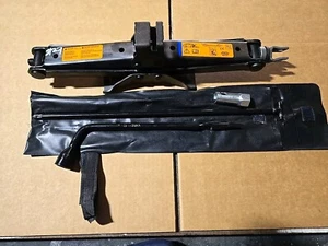 Nissan Pathfinder Jack 2013-2020 con herramientas llave de tuercas - Imagen 1 de 4