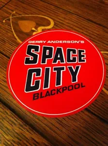 PEGATINA DE EXPOSICIÓN BLACKPOOL Gerry Anderson Space City. Space 1999 década de 1970, raro - Imagen 1 de 3