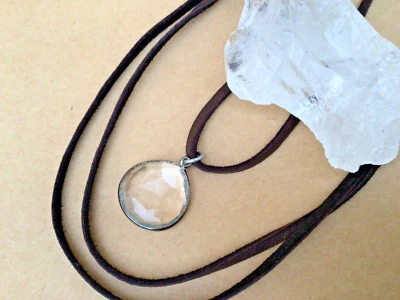 NUEVO Collar con dije Sundance de cuarzo transparente cordón de cuero joyería artesanal hecha a mano Foto 1 de 4
